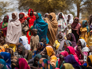 لاجئون سودانيون يتجمعون في موقع مؤقت بكولبوس، تشاد، في مارس 2025 بعد فرارهم من النزاع في بلادهم.