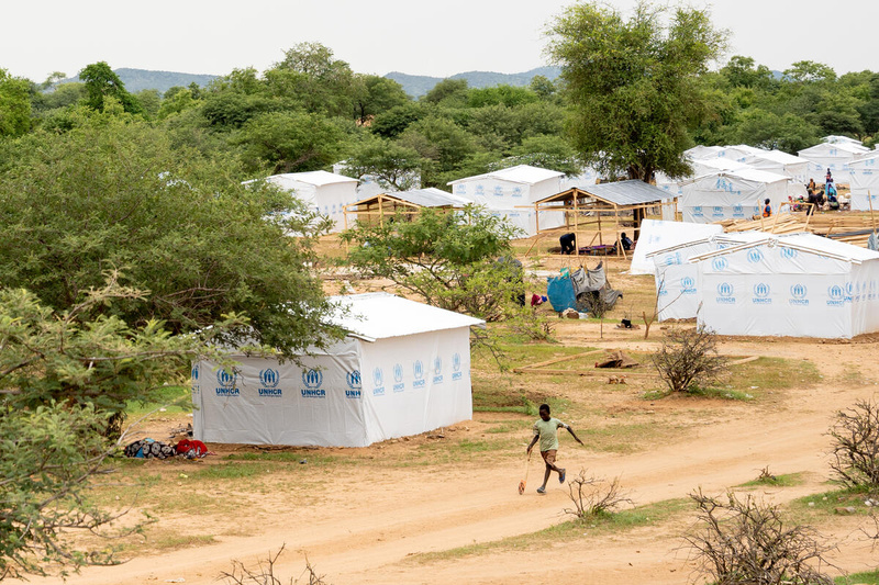 Un garçon joue sur la route dans le camp de réfugiés d'Arkoum, à l'est du Tchad, en août 2023. 