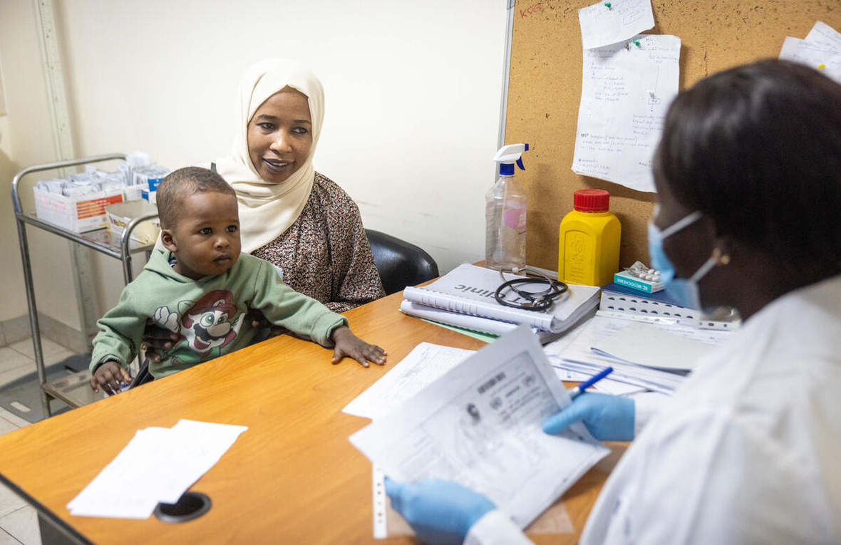 اللاجئة السودانية فاطمة وابنها باسل البالغ من العمر سنتين والذي يعاني من مشاكل في السمع، أثناء تلقيه العلاج في عيادة مدعومة من المفوضية في القاهرة، مصر.