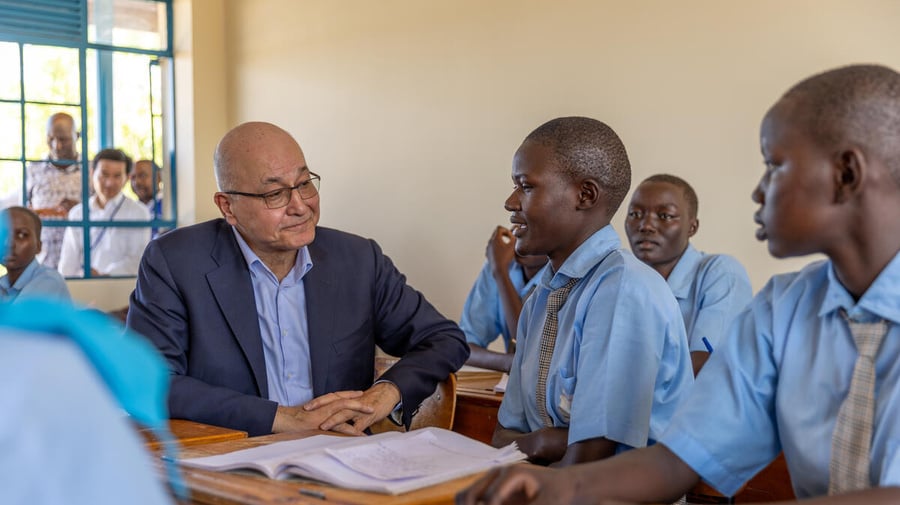 Barham Salih speaks to refugee students in a classroom