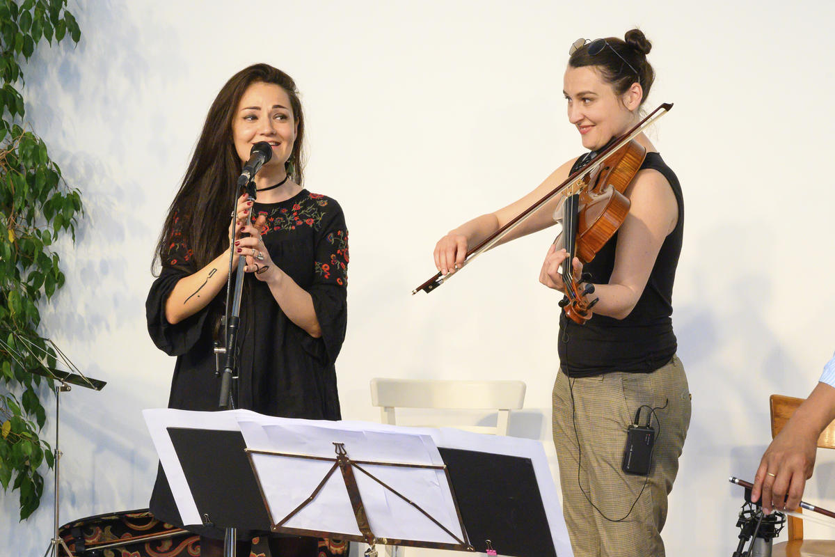 Austria. UN Secretary-General drops by on music workshop featuring refugees and cellist Yo-Yo Ma