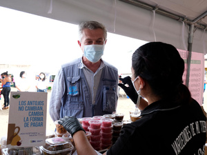 UN High Commissioner for Refugees Filippo Grandi chats with Nicaraguan asylum-seeker Carmen* at her stand at a market in Upala, Costa Rica.