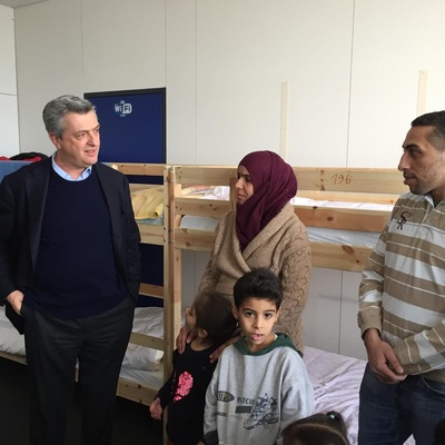 Grandi meets with Syrian refugees at Berlin reception centre 