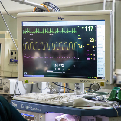 Pakistan. Afghan woman doctor breaks barriers to heal Pakistan's poor