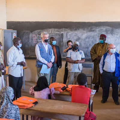 Niger. High Commissioner and head of IOM visit UNHCR projects in northern town