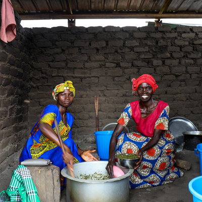 Raouf Mazou, meets with members of the Can – Coya farming collective in Magwi county, Eastern Equatoria State.