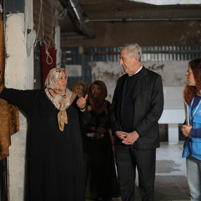 Umm Jumaa, una madre refugiada siria, muestra al Alto Comisionado de la ONU para los Refugiados, Filippo Grandi, la habitación individual donde vive su familia de nueve integrantes en un alojamiento colectivo en Beirut, Líbano.