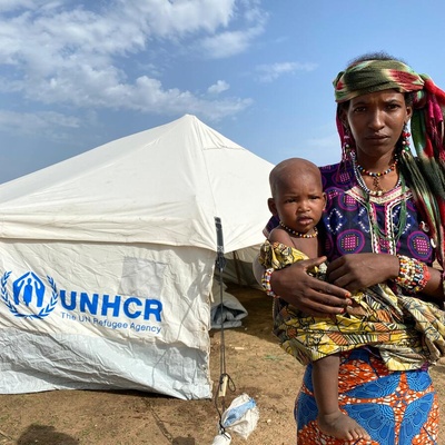 Personas refugiadas de la República Centroafricana y Sudán del Sur reciben alojamiento de emergencia en el campamento de El Radoum, en Darfur del Sur, Sudán.