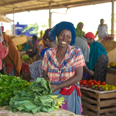 En 2019, Serafina, una refugiada de Burundi en el asentamiento de Kalobeyei, en Kenya, abrió un puesto de vegetales con una subvención otorgada por socios de ACNUR del sector privado.