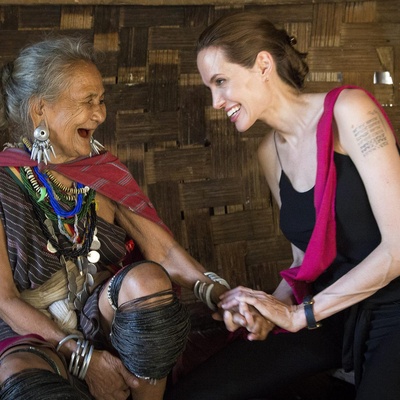 En junio de 2014, Angelina Jolie, Enviada Especial de ACNUR, conoció a Baw Meh, una refugiada de Myanmar (del pueblo Karen o Kayin) en el campamento de refugiados de Ban Mai Nai Soi, en Tailandia.