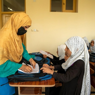 Una voluntaria afgana participa en un proyecto educativo apoyado por ACNUR en Jalalabad, Afganistán.
