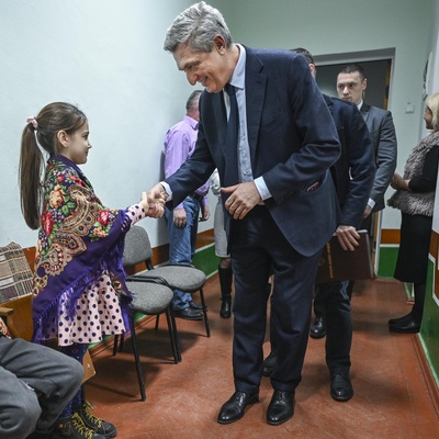 UN High Commissioner for Refugees Filippo Grandi greets Sofia, an 8-year-old Ukrainian refugee, at Căușeni community centre in Moldova.
