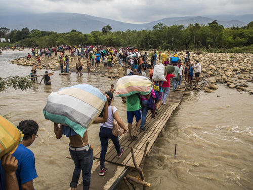 Colombia. Venezuelans risk life and limb to seek help