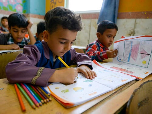 Iran. Encouraging Afghans to attend school