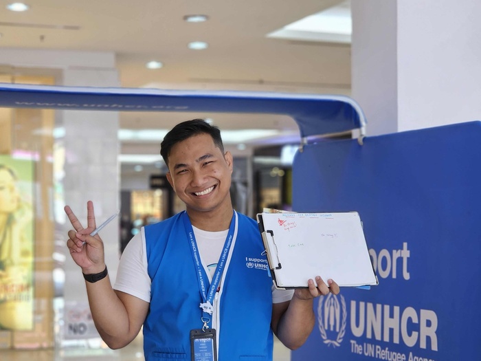 UNHCR’s F2F team and Brand Ambassadors operate in public spaces such as shopping malls, airports, or streets. 