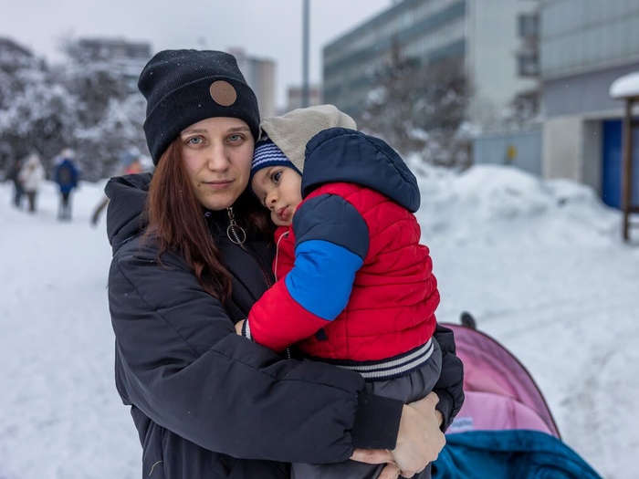 Kateryna, con su hijo de dos años. Ella y su familia salieron de Ucrania en dirección a Polonia en marzo de 2022. Celebrarán la Navidad ortodoxa en un albergue en Cracovia, donde comparten el recinto con otras treinta personas. 