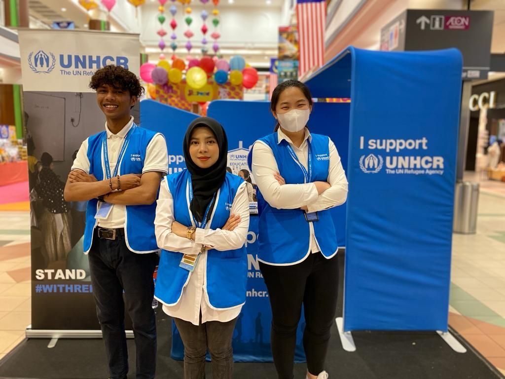 UNHCR’s F2F team and Brand Ambassadors operate in public spaces such as shopping malls, airports, or streets. 