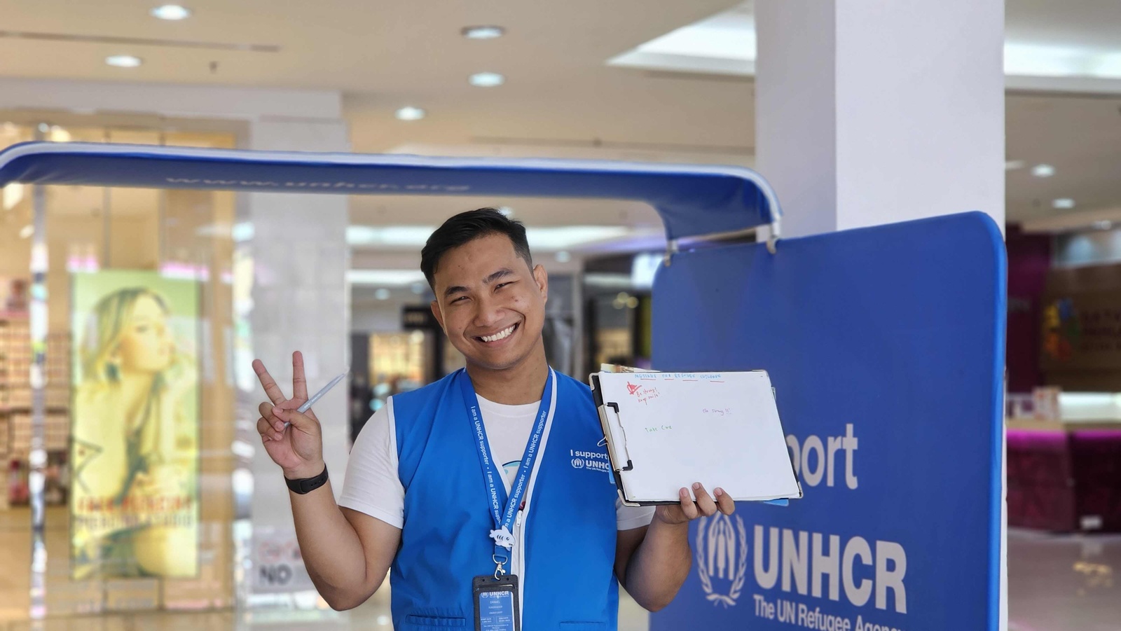 UNHCR’s F2F team and Brand Ambassadors operate in public spaces such as shopping malls, airports, or streets. 