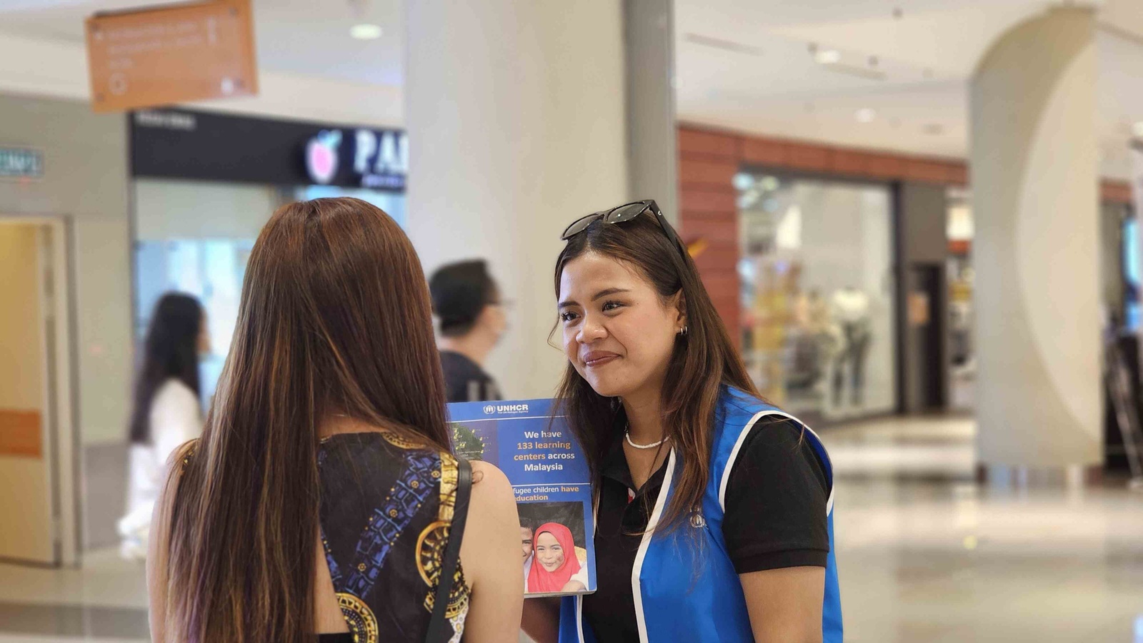 UNHCR’s F2F team and Brand Ambassadors operate in public spaces such as shopping malls, airports, or streets. 