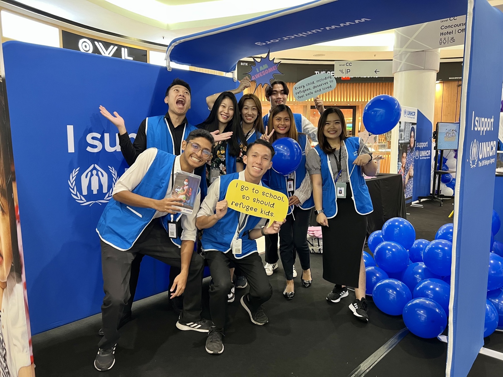 UNHCR’s F2F team and Brand Ambassadors operate in public spaces such as shopping malls, airports, or streets. 