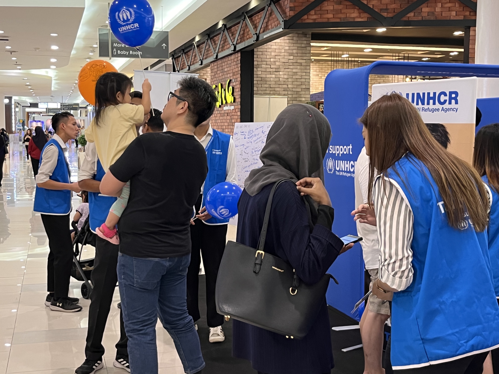 UNHCR’s F2F team and Brand Ambassadors operate in public spaces such as shopping malls, airports, or streets. 