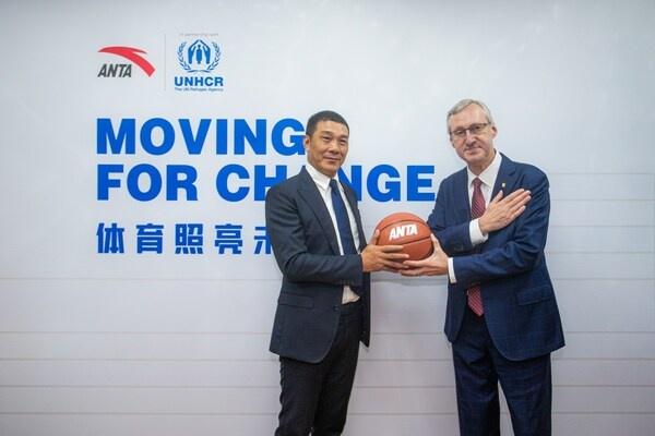 Mr. Will Wang, Vice President of ANTA Group and Chairman and President of ANTA SEA and Mr. Thomas Albrecht, UNHCR Representative in Malaysia, exchange gifts at the launch of the new global partnership, Moving for Change.