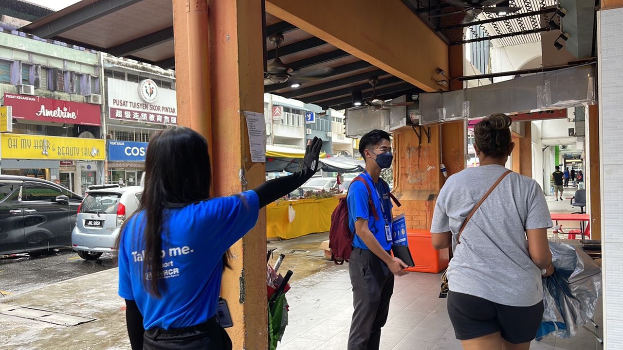 UNHCR’s F2F team and Brand Ambassadors operate in public spaces such as shopping malls, airports, or streets