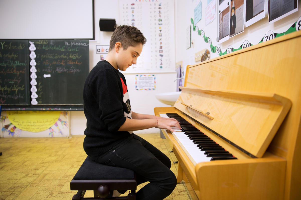 Czech Republic. Syrian students master Czech language to ease integration