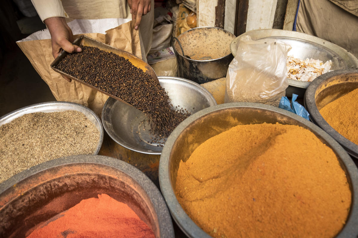 Pakistan. Afghan refugees benefit from law allowing them to open bank accounts