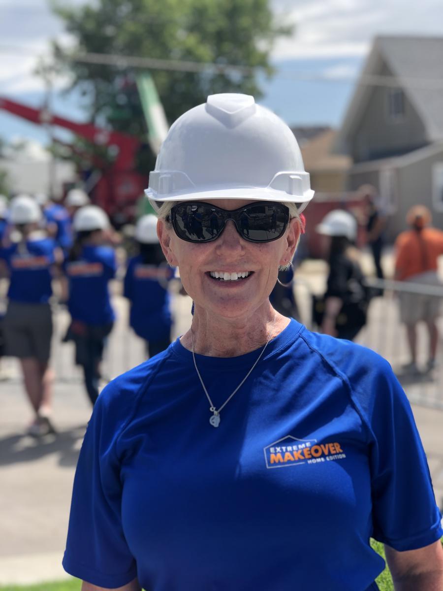 United States. Resettled refugees receive home on American TV show, Extreme Makeover Home Edition