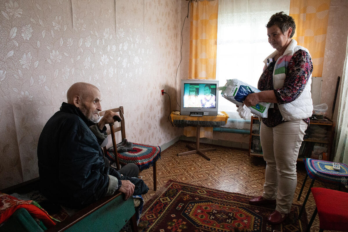 Ukraine. Volunteer cyclists deliver aid to isolated communities