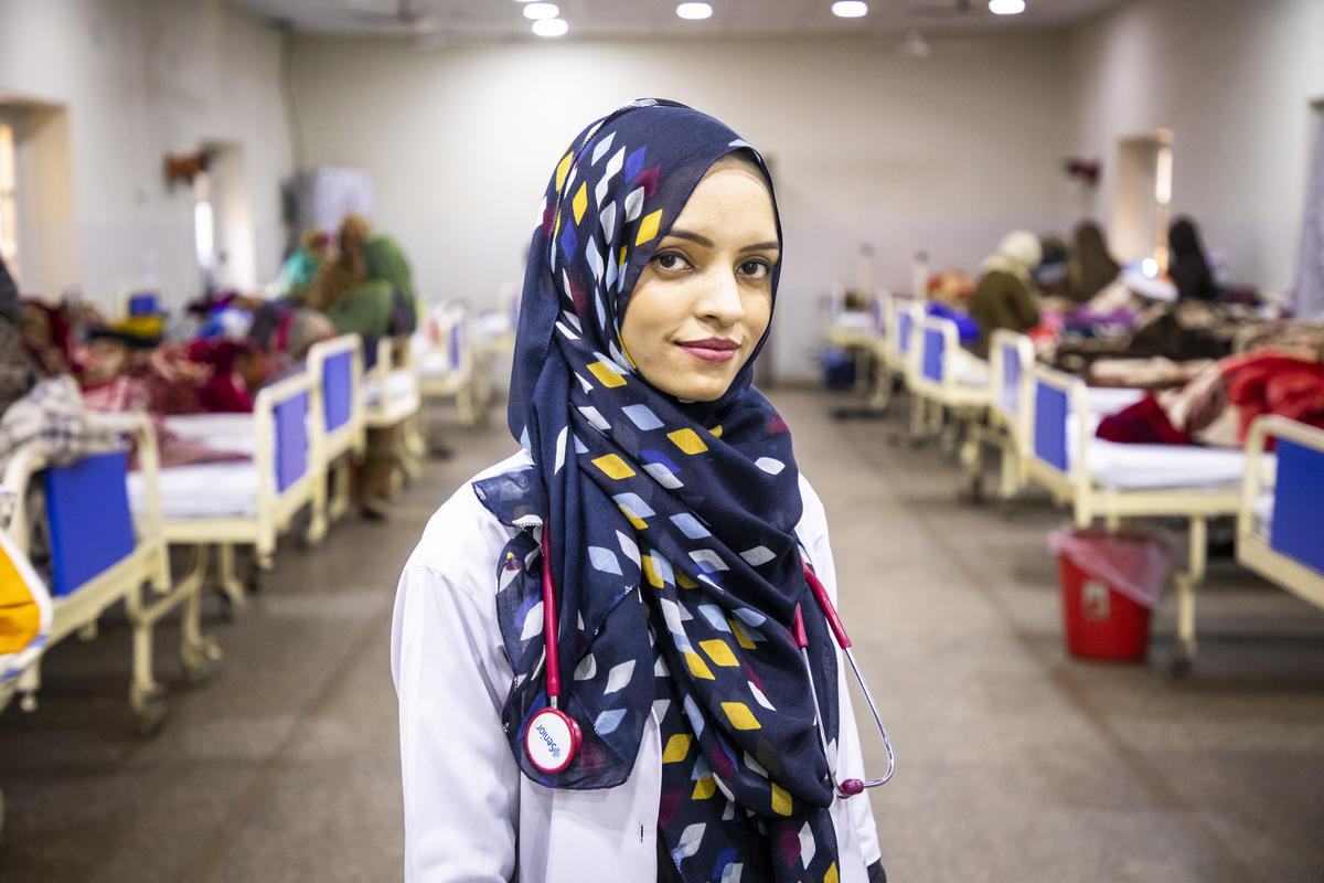 Pakistan. Afghan woman doctor breaks barriers to heal Pakistan's poor