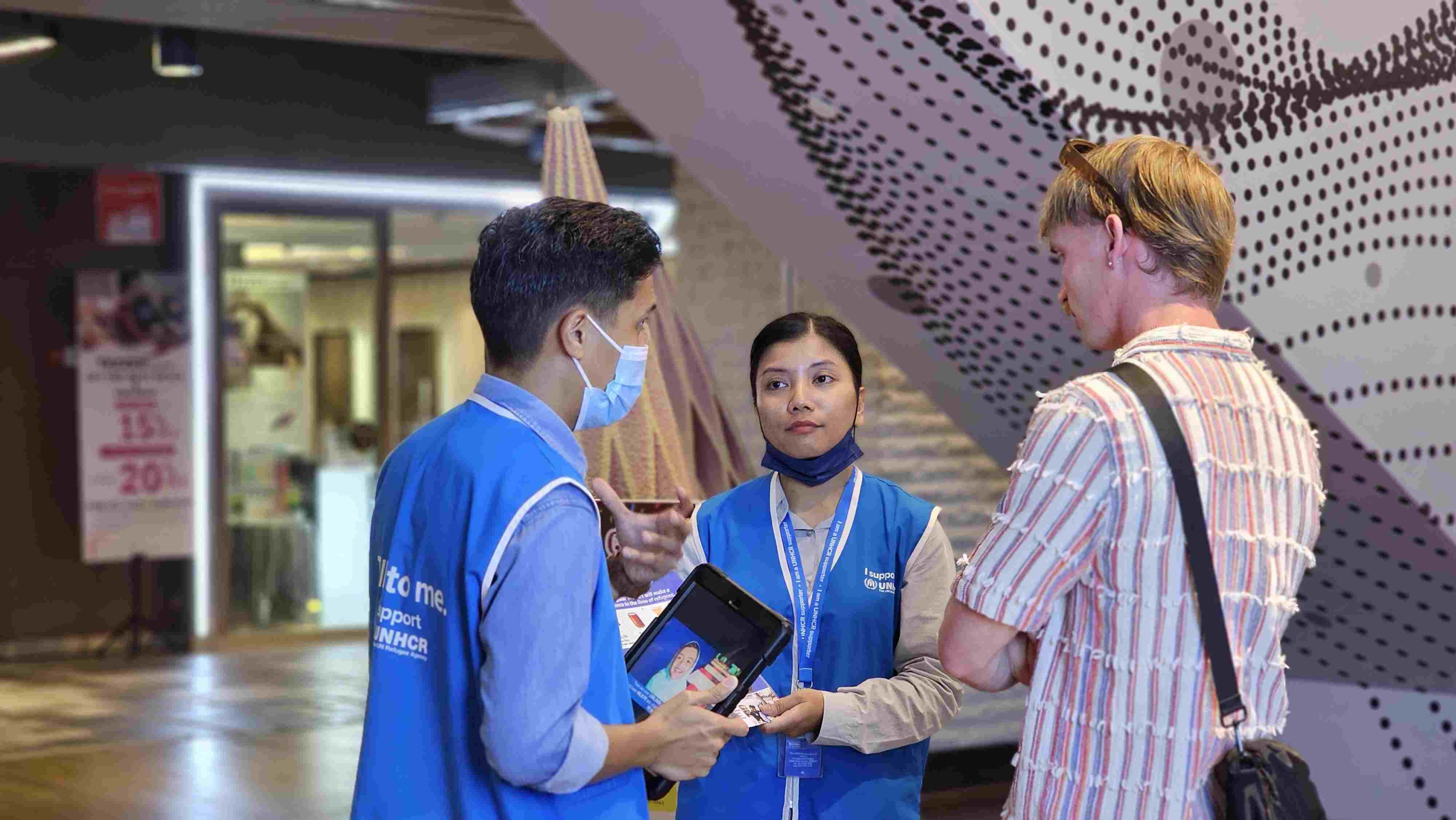 UNHCR’s F2F team and Brand Ambassadors operate in public spaces such as shopping malls, airports, or streets. 