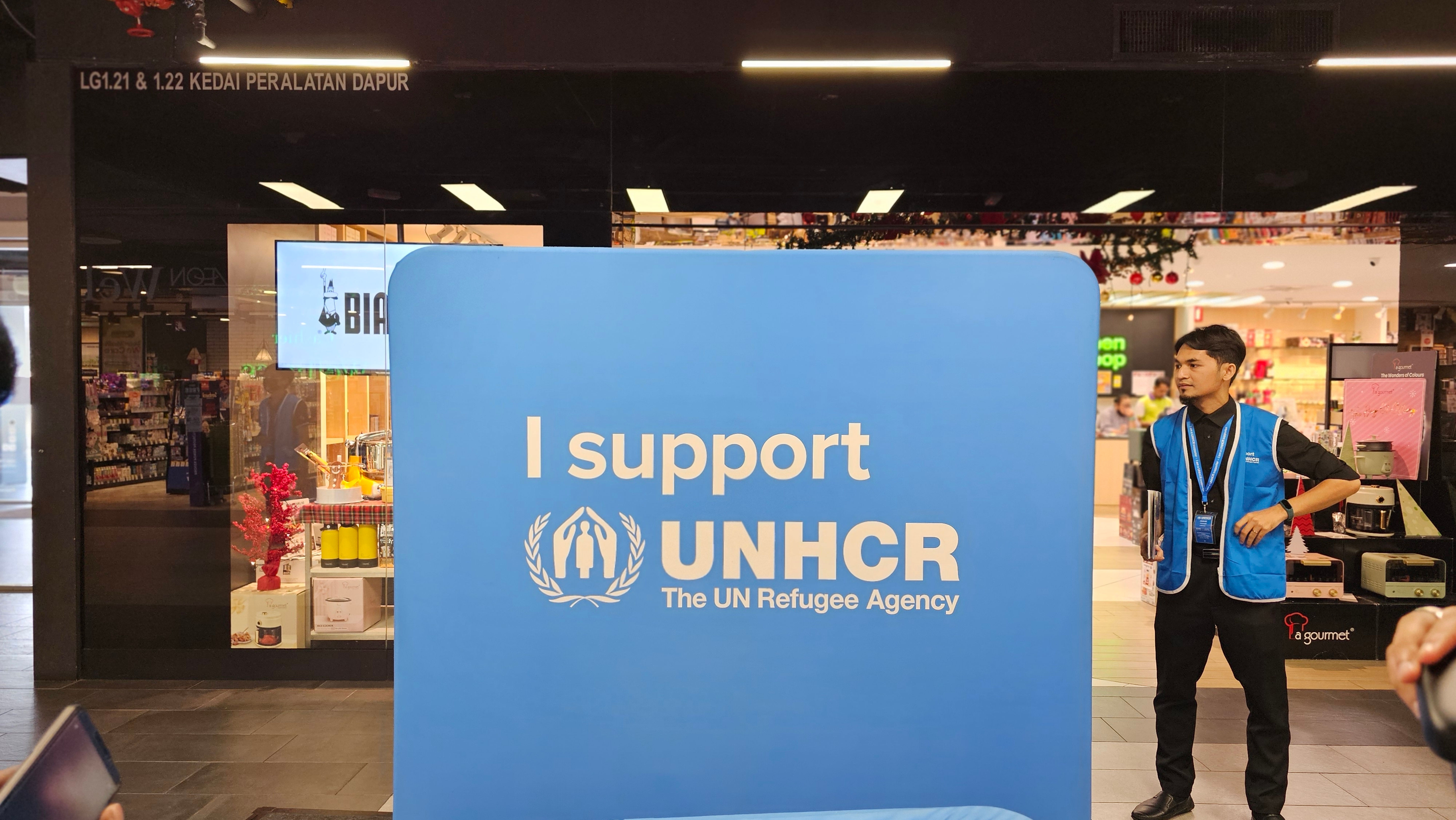 UNHCR’s F2F team and Brand Ambassadors operate in public spaces such as shopping malls, airports, or streets. 