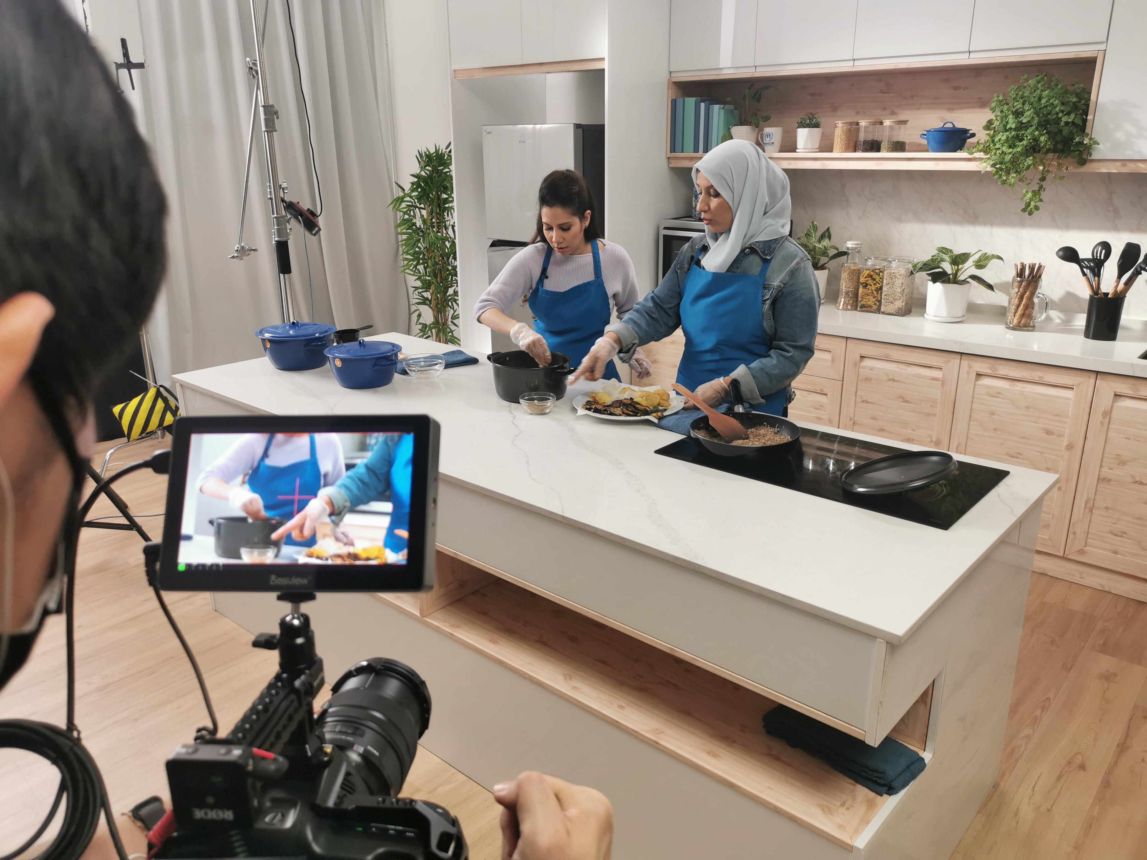 Anis Nabilah and Dalya team up to cook Maqlooba