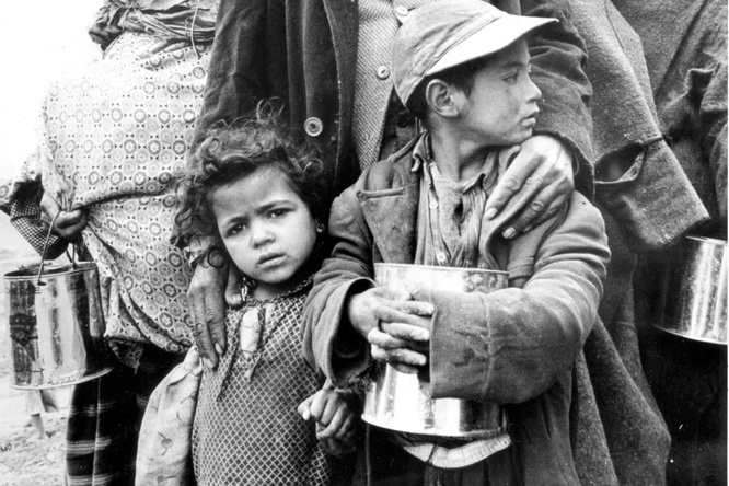 Black and white photo of a refugee family