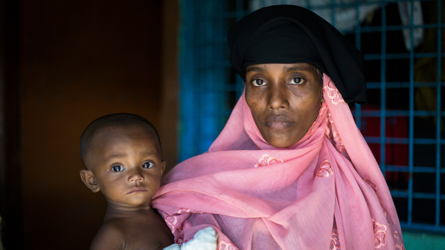 Bangladesh. Rohingya refugees arrive under cover of darkness