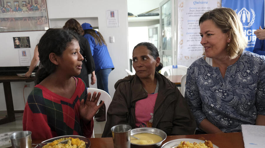 Ecuador. Deputy High Commissioner visits centre providing meals for refugees