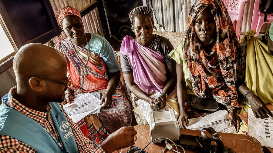Sudan. Assistant High Commissioner for Operations visits refugee camp