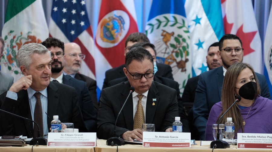 Filippo Grandi, Alto Comisionado de las Naciones Unidas para los Refugiados, Antonio García, Subsecretario de Asuntos Consulares y Migratorios de la Secretaría de Relaciones Exteriores y Cooperación Internacional de Honduras, y Betilde Muñoz-Pogossian, Directora del Departamento de Inclusión Social de la Organización de los Estados Americanos, en en la V Reunión Anual del MIRPS, en Tegucigalpa, Honduras.