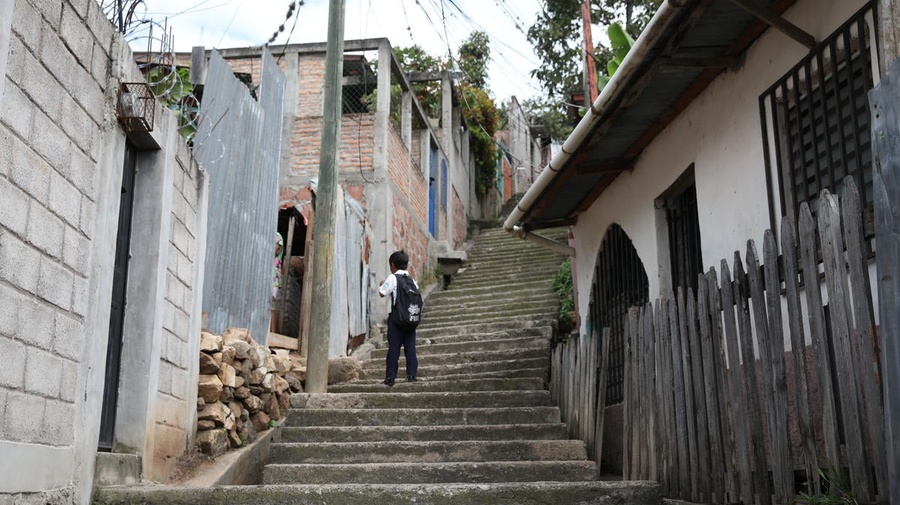 Un niño en el barrio de Rosalinda, en Tegucigalpa, Honduras, conocido por sus altos índices de criminalidad.