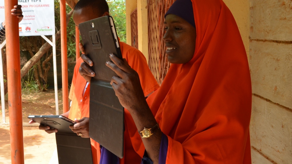 “When I started class in January, it was difficult for me to use a computer,” says Nimo, 18. “I had never used one before. Now I learn how to use PowerPoint and Microsoft Access.” © UNHCR/Silja Ostermann