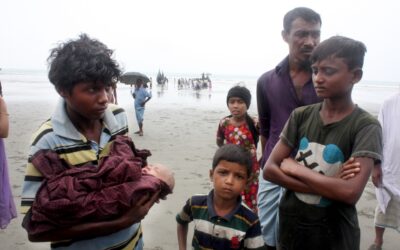 Rohingyaer flygter over vandet i søgen efter sikkerhed i Bangladesh