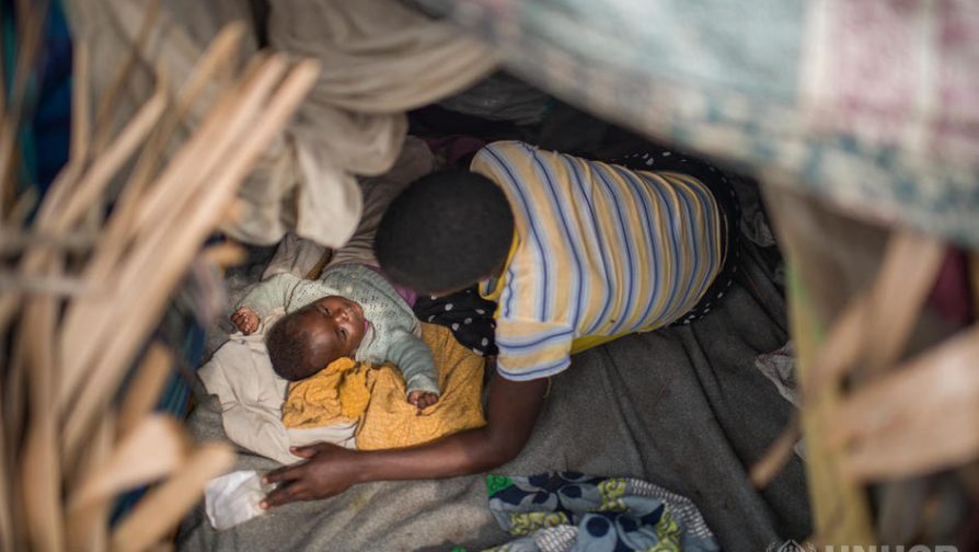 Tundwa Kissimba, 32 år, med hendes fem-måneder gamle baby. Hun bor i en midlertidig bolig med sine fem børn. Hendes mand blev dræbt under angrebet. © UNHCR/Colin Delfosse