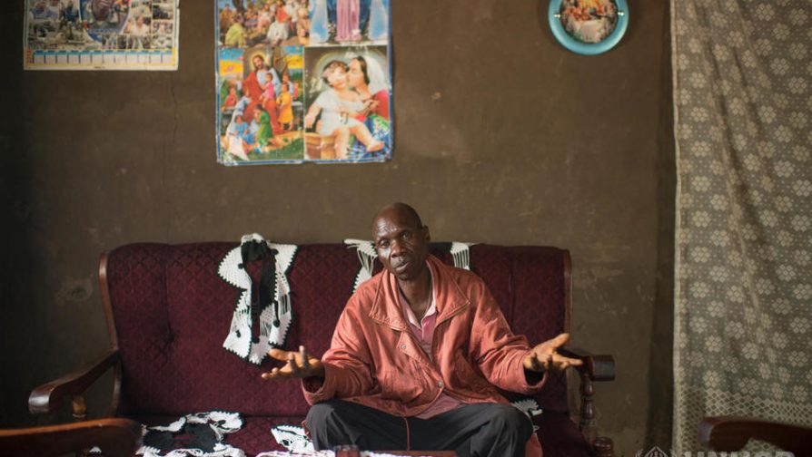Vicehøvdingen Jean Kiza Kambi fortæller, at hans landsby blev angrebet af medlemmer af en rivaliserende etnisk gruppe © UNHCR/Colin Delfosse