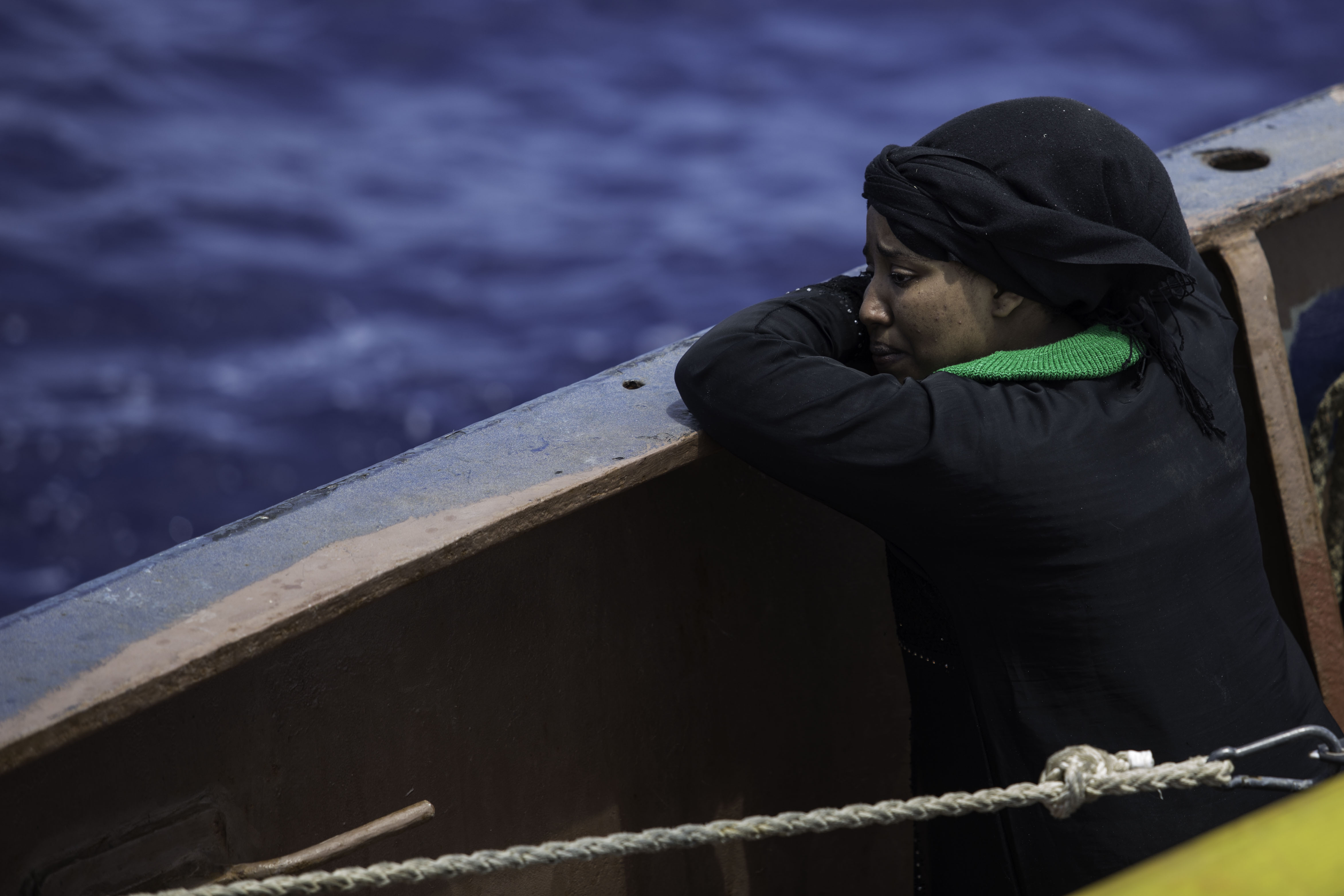 En kvinde græder, få minutter efter at være reddet af et redningsskibet.