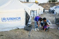 UNHCR: Bedre forhold og mindre overfyldte lejre skal være del af katastrofeindsatsen i modtagecentrene på de græske øer
