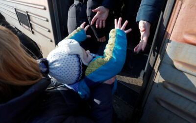 Familier tvinges på flugt i Ukraine