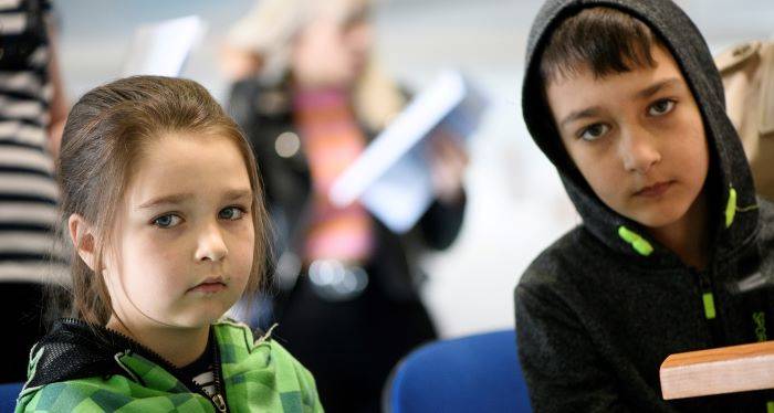 To ukrainske børn får hjælp på et krisecenter i byen Burgas i Bulgarien efter, at de er flygtet fra deres hjem i Kyiv.  