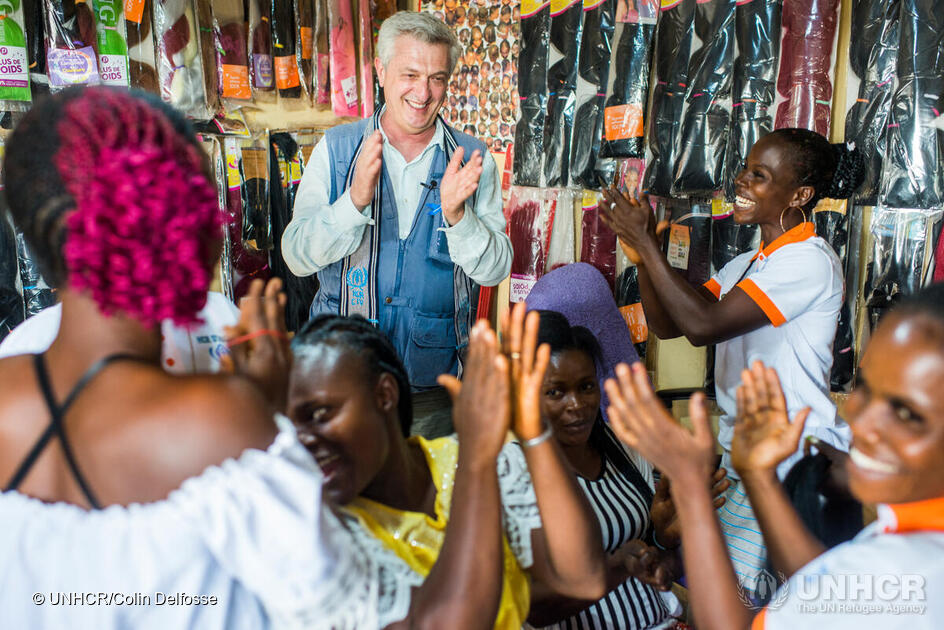 FN's Flygtningehøjkommissær Filippo Grandi besøger en frisørsalon, som er startet af Elodie Guei Sahe, der flygtede fra Elfenbenskysten i 2011. Hun vendte tilbage til sin hjemby, landsbyen Bably-Vaya i 2020, hvor hun åbnede sin salon med hjælp fra UNHCR . © UNHCR/Colin Delfosse